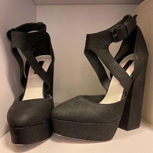 Chunky block heels black